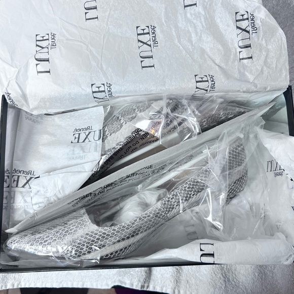 NWT & Box. Luxe J Renee Snake Skin, Size 10 , Kitten heel. Dust bag included- - Picture 13 of 13